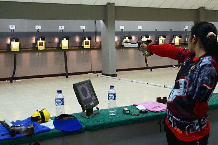 Riyanti, salah satu atlet difabel menembak Indonesia, sedang berlatih di Lapangan Tembak Senayan, Jakarta pada Jumat (21/09/2018), menjelang berlangsungnya Asian Para Games 2018