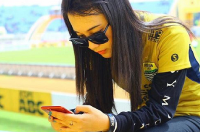 Moonitha Ardilla, pendukung setia Persib Bandung.