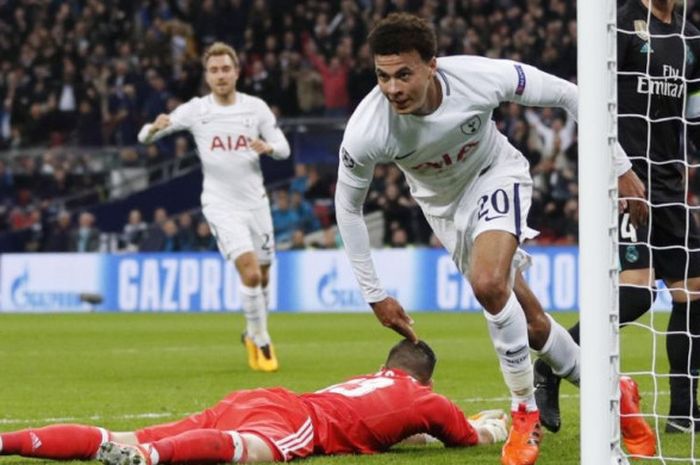 Gelandang Tottenham Hotspur, Dele Alli, mencetak gol ke gawang Real Madrid dalam partai Liga Champions di Stadion Wembley, London, 1 November 2017.