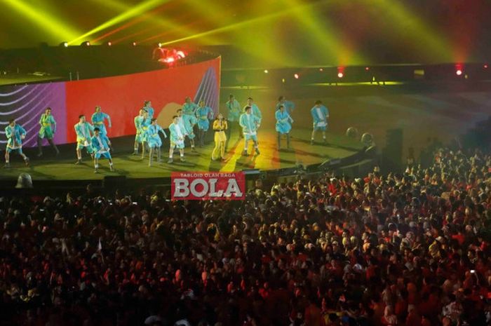 Penampilan penyanyi Siti Badriah pada closing ceremony Asian Games 2018 di Stadion Utama Gelora Bung Karno, 2 September 2018.