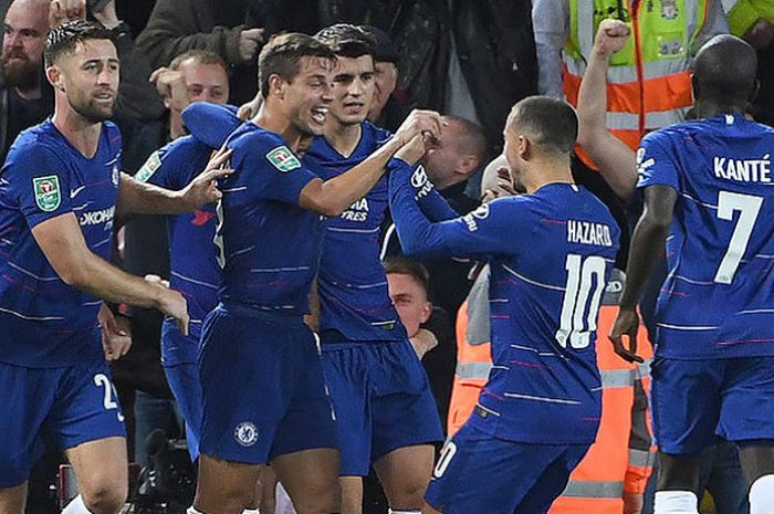  Pemain Chelsea merayakan gol yang dicetak bek Emerson Palmieri saat melawan Liverpool pada putaran ketiga Piala Liga Inggris di Stadion Anfield, Liverpool, pada 26 September 2018. 