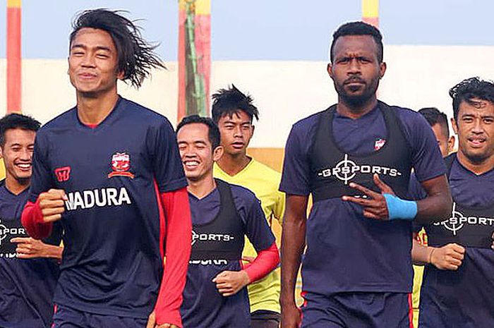 Pemain Madura United, Rasiman, mengikuti latihan rutin di Stadion Gelora Bangkalan, Madura, Rabu (29/8/2019).