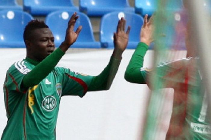 Ezechiel N'Douassel merayakan gol bersama Terek Grozny di Liga Rusia pada September 2012. 