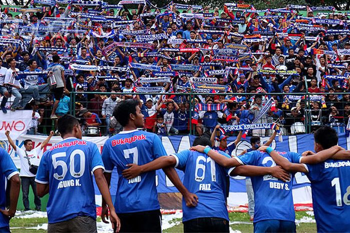 Pemain Arema Indonesia menyambut salam pendukung timnya, Aremania, usai melawan Persekama Kabupaten Madiun dalam laga lanjutan Liga 3 Regional Jawa Timur di Stadion Gajayana Malang, Jawa Timur, Rabu (04/04/2018) sore.