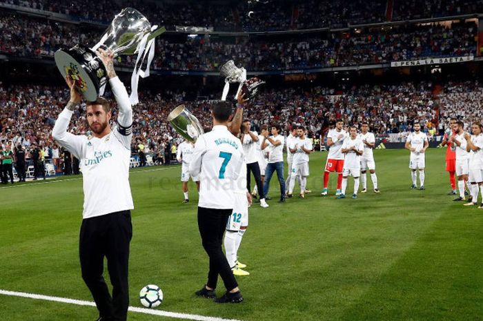 Tiga bintang Real Madrid Marcelo , Cristiano Ronaldo  dan Sergio Ramos, saat mengangkat tiga trofi yang dimenangkan Madrid pada musim 2016/2017 pada Senin (28/8/2017) di Stadion Santiago Bernabeu, Madrid, Spanyol.