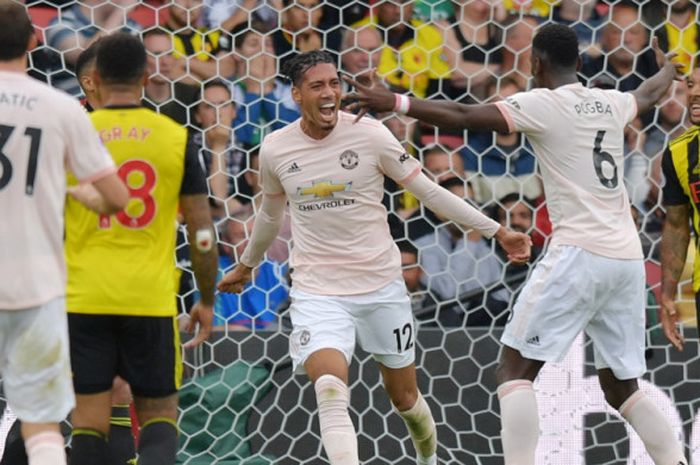 Selebrasi bek Manchester United, Chris Smalling (tengah), setelah berhasil membobol gawang Watford dalam pertandingan Liga Inggris 2018-2019 di Stadion Vicarage Road, Watford, Inggris, pada Sabtu (15/9/2018).