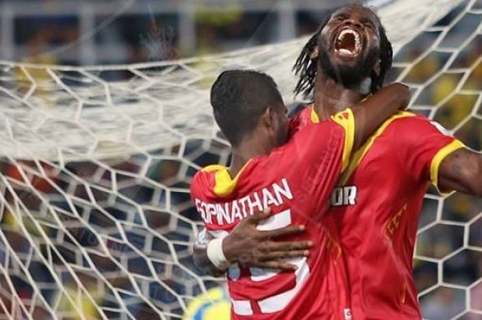 Patrick &rsquo;Ronaldinho&rsquo; Wleh bersama Ramachandra Gopinathan  merayakan gol mereka untuk Selangor FA. 