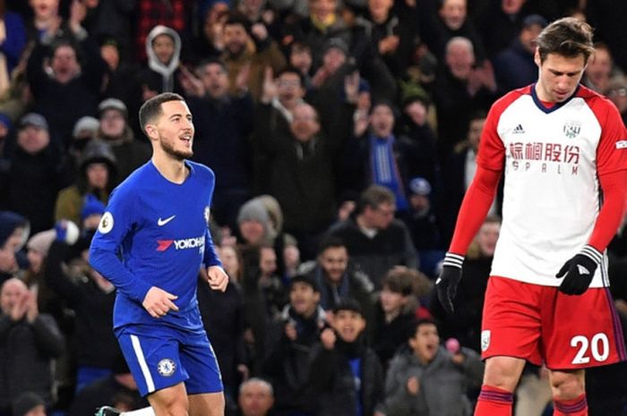 Gelandang Chelsea, Eden Hazard (kiri), merayakan gol yang dia cetak ke gawang West Bromwich Albion dalam laga Liga Inggris di Stadion Stamford Bridge, London, pada 12 Februari 2018.