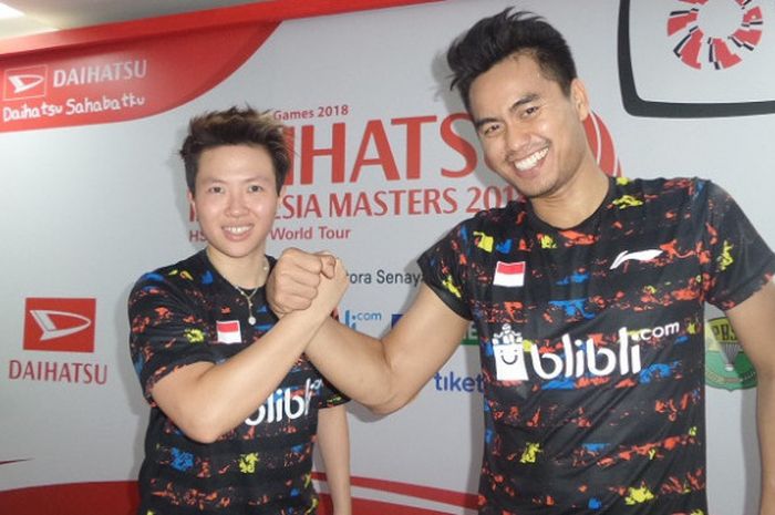 Pasangan ganda campuran nasional, Tontowi Ahmad/Liliyana Natsir, berpose seusai konferensi pers Indonesia Masters 2018, di Istora Senayan, Jumat (26/1/2018).