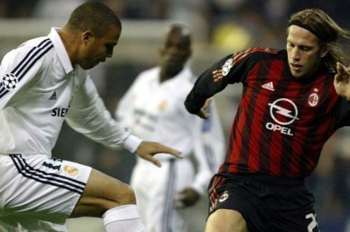 Aksi Samuele Dalla Bona (kanan) saat berduel dengan Ronaldo Luis dalam duel Liga Champions antara Real Madrid lawan AC Milan di Santiago Bernabeu, Madrid, 12 Maret 2003.