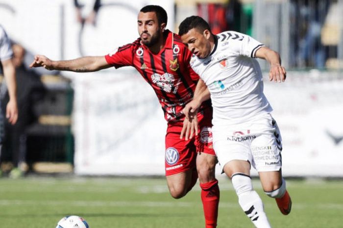 Pemain Oestersunds FK, Brwa Nouri, berduel dengan pemain Kalmar FF ,Ismael Silva Lima, pada laga kasta teratas Liga Swedia, Allsvenskan.di Jamtkraft Arena pada 7 Mei 2016 di Ostersund, Swedia.