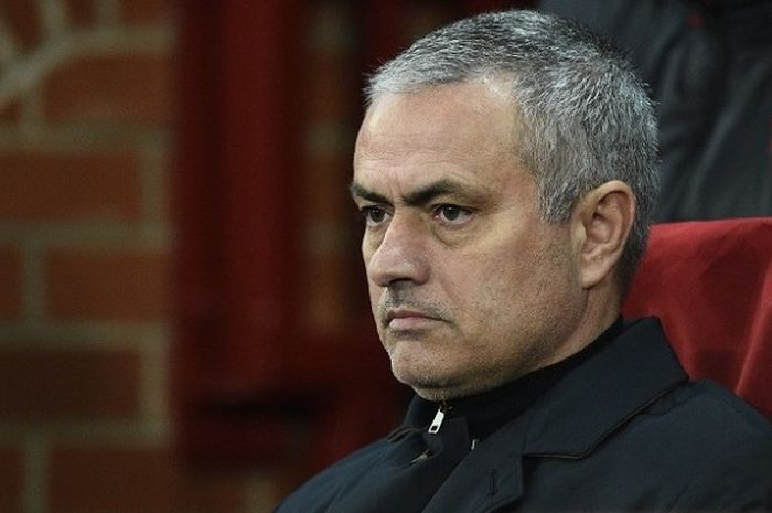 Manajer Manchester United, Jose Mourinho, tengah mengamati tim asuhannya dalam laga pertama babak 32 besar Liga Europa kontra Saint Etienne, di Stadion Old Trafford, Kamis (16/2/2017) waktu setempat. Pada laga itu, Manchester United menang 3-0. 