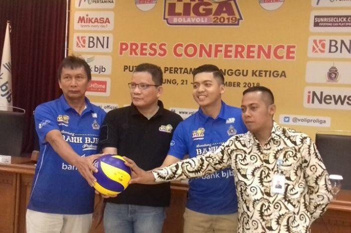 Perwakilan tim bola voli putri Bandung Bank BJB Pakuan (baju biru) berpose dengan perwakilan PBVSI jelang putaran pertama seri ketiga Proliga 2019 di Bandung, Kamis (20/12/2018).