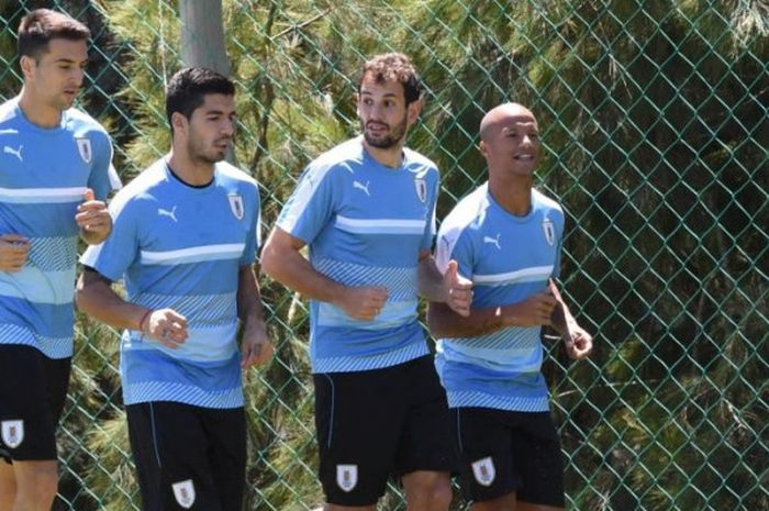 Dari kiri ke kanan: Sebastian Coates, Luis Suarez, Cristian Stuani, dan Carlos Sanchez dalam sesi latihan timnas Uruguay di Complejo Celeste Training Center, Montevideo, 11 November 2016.