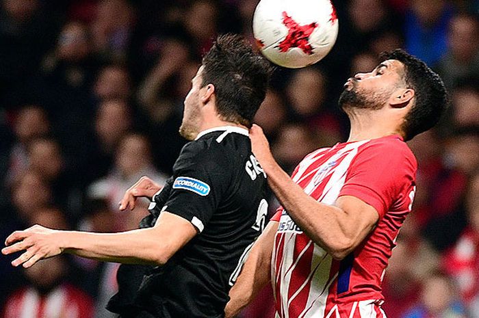 Bek Sevilla, Sebastien Corchia (kiri), berebut bola dengan penyerang Atletico Madrid, Diego Costa, dalam laga Piala Raja Spanyol di Stadion Wanda Metropolitano, Madrid, pada 17 Januari 2018.