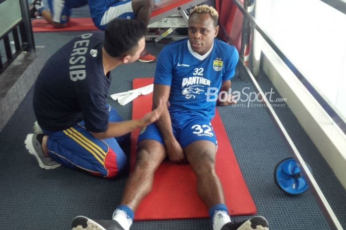 Pemain belakang Persib, Victor Igbonefo berlatih terpisah di Rai Fitness, Kota Bandung, Jumat (16/2/2018).