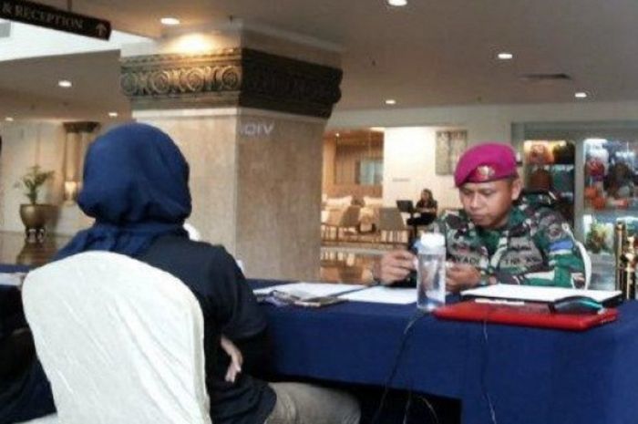 Personel TNI AL bernama Riyadi saat melakukan proses daftar ulang BP Batam-Barelang Marathon 2018 yang digelar di Harmoni One Hotel pada Jumat (30/11/2018).