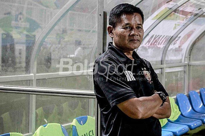 Pelatih Sriwijaya FC, Hartono Ruslan, mengamati jalannya laga antara Sriwijaya FC melawan PS TNI dalam laga pekan ke-31 Liga 1 di Stadion Pakansari, Kab.Bogor, Rabu (25/10/2017).