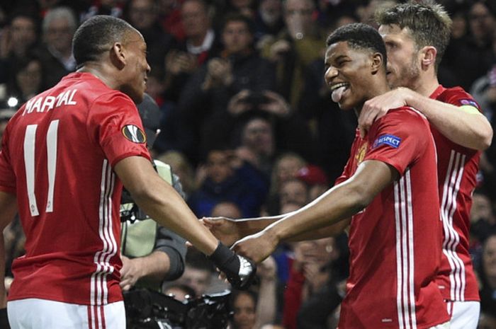 Striker Manchester United, Anthony Martial (kiri), merayakan gol yang ia cetak ke gawang Anderlecht di laga leg 2 babak perempat final Liga EUropa 2016-2017 bersama Marcus Rashford (tengah) dan Michael Carrickdi Stadion Old Trafford, Manchester, Inggris, pada 20 April 2017.