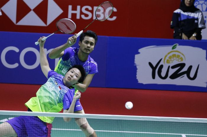 Pasangan ganda campuran nasional Indonesia, Tontowi Ahmad/Liliyana Natsir, saat menjalani laga melawan Zhang Nan/Li Yinhui (China) pada babak perempat final turnamen Blibli Indonesia Open 2018 di Istora Senayan, Jakarta, Jumat (6/7/2018).