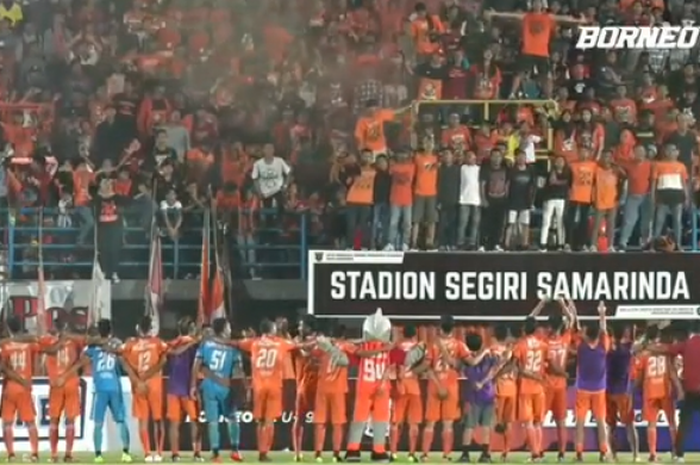 Suasana kemeriahan Stadion Segiri saat Borneo FC u-19 jalani laga persahabatan Internasional melawan