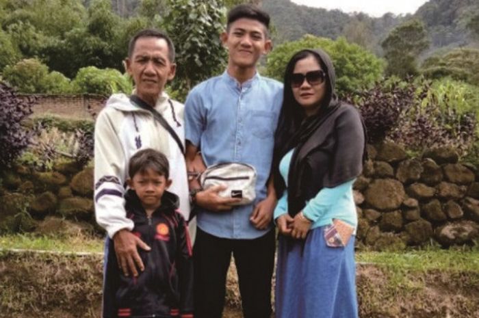 Firza Andika bersama dengan Ayah, Ibu dan adiknya