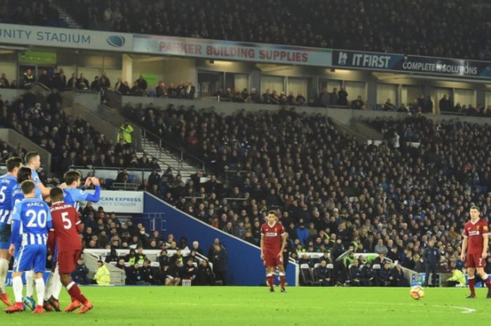 Gelandang Liverpool FC, Philippe Coutinho (kanan), melepaskan tendangan datar saat mengeksekusi free-kick dalam laga Liga Inggris kontra Brighton di Stadion Amex, Brighton, pada 2 Desember 2017.