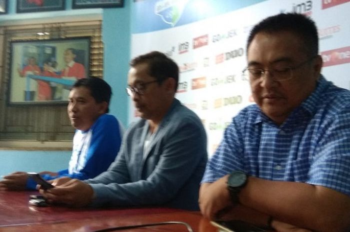 Aji Santoso tampak tengah memainkan ponselnya jelang jumpa pers soal pengunduran dirinya dari kursi pelatih Arema FC, Senin (31/7/2017). 