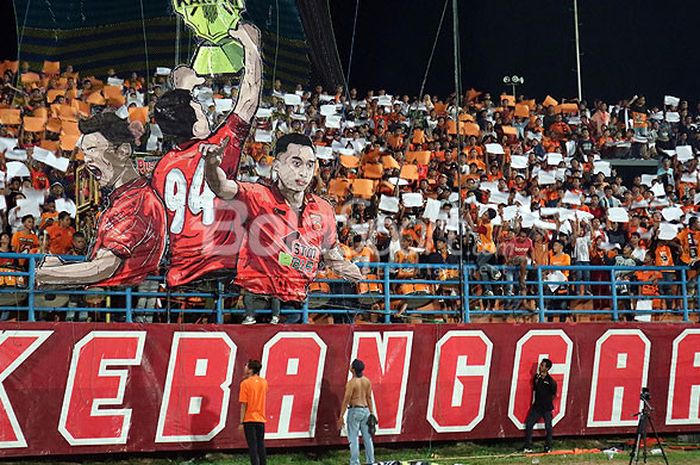 Aksi pendukung Borneo FC dalam laga lanjutan babak penyisihan Grup A Piala Gubernur Kaltim 2018 antara Arema FC  melawan Borneo FC di Stadion Segiri Samarinda, Kalimantan Timur, Minggu (25/02/2018) malam.