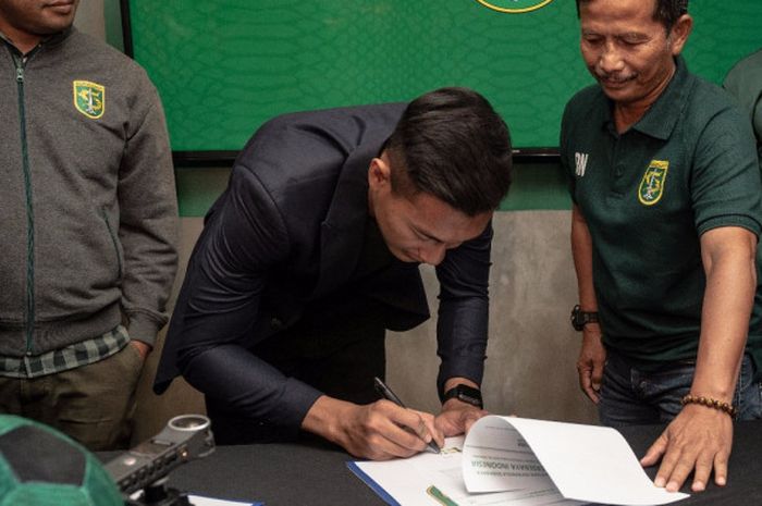 Hansamu Yama Pranata melakukan penandatangan kontrak dengan Persebaya Surabaya.