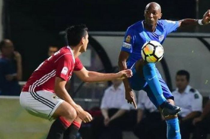 Alessandro Ferreira Leonardo (berkaus biru) dalam salah satu laga di Liga Hongkong pada musim 2017 bersama klub Kitchee SC.