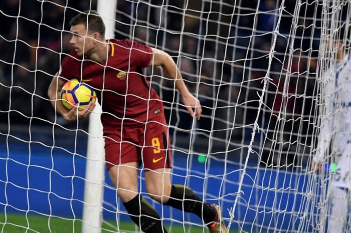 Striker AS Roma, Edin Dzeko, merayakan gol yang dia cetak ke gawang Atalanta dalam laga Liga Italia di Stadion Olimpico, Roma, pada 6 Januari 2018.