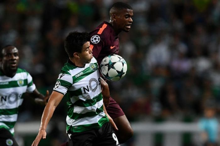 Nelson Semedo berduel dengan Marcos Acuna saat Barcelona bertandang ke markas Sporting Lisbon pada pertandingan Liga Champions, Rabu (27/9/2017). 