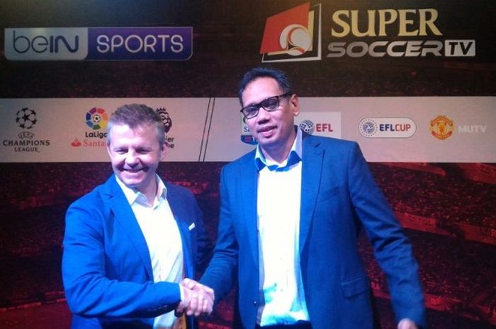 Business Development Director of Super Soccer TV, Mirwan Suwarso (kanan), berjabat tangan dengan Managing Director beIN Sports Asia Pacific, Mike Kerr, dalam peluncuran kerja sama di The Foundry No.8, Sudirman Central Business District (SCBD), Jakarta, pada Kamis (2/3/2017).