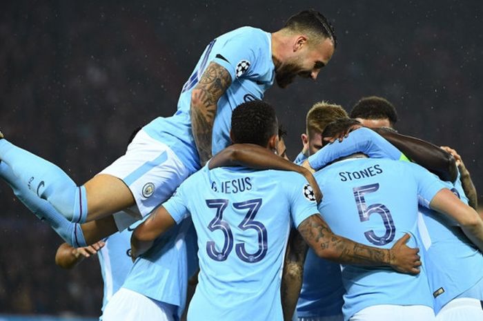 Para pemain Manchester City merayakan gol John Stones (5) ke gawang Feyenoord Rotterdam pada pertandingan fase grup di di Stadion De Kuip, Rabu (13/9/2017).