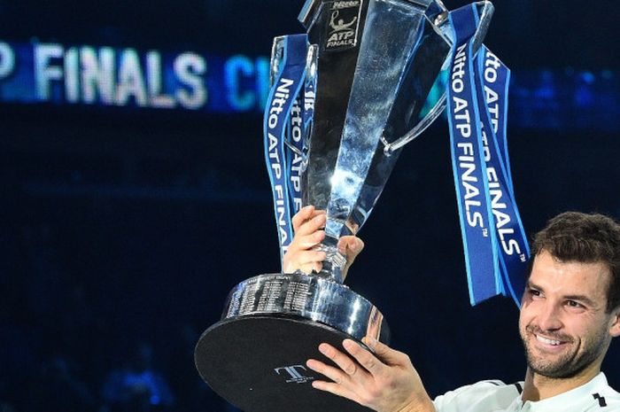 Petenis tunggal putra asal Bulgaria, Grigor Dimitrov, mengangkat trofi yang diraihnya seusai memenangi laga final melawan David Goffin (Belgia) pada turnamen ATP Finals 2017 yang berlangsung di O2 Arena, London, Inggris, Minggu (19/11/2017). Dimitrov menang 7-5, 6-4, 6-3.