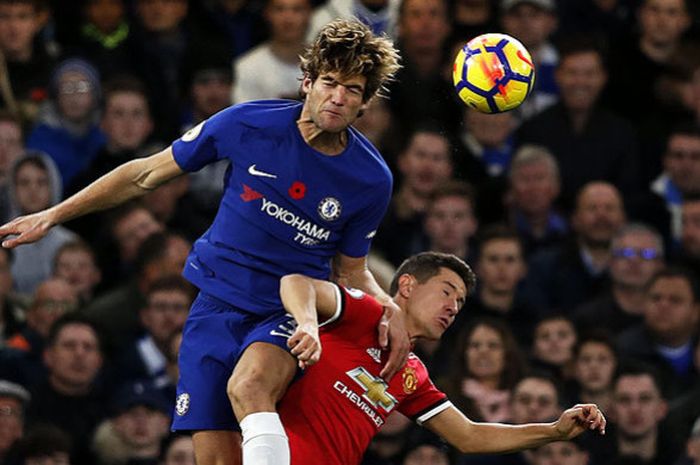 Bek Chelsea, Marcos Alonso (kiri), berebut bola dengan gelandang Manchester United, Ander Herrera, dalam laga lanjutan Liga Inggris 2017-2018 di Stadion at Stamford Bridge, London, pada 5 November 2017.