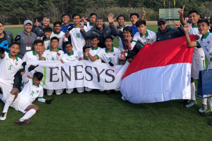 Suka cita pemain timnas U-16 Indonesia bersama pelatih dan ofisial seusai mengalahkan timnas U-16 Vietnam pada final turnamen Jenesys 2017 di Jepang pada Senin (12/3/2019) siang waktu setempat.