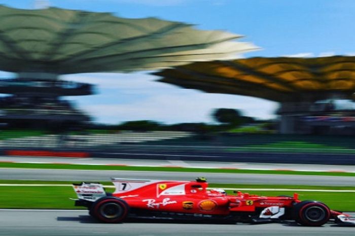 Kimi Raikkonen saat melintasi salah satu sudut di Sirkuit Sepang, Malaysia.