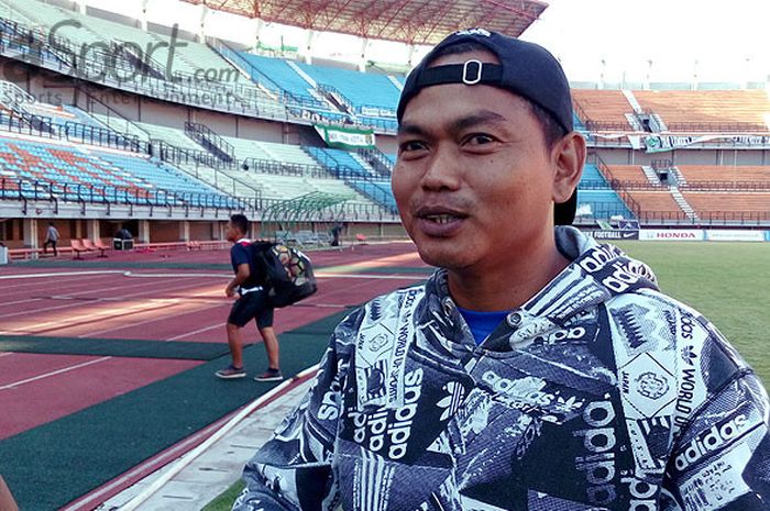 Pelatih Persinga, M Fachrudin usai memimpin latihan timnya di Gelora Bung Tomo Surabaya, Rabu (13/9/2017).