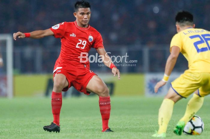 Pemain Persija, Sandi Darma Sute, mencoba menghentikan pemain Song Lam Nghe An di laga Grup H Piala 