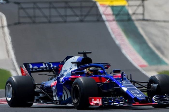 Pebalap Indonesia, Sean Gelael, sedang memacu mobil Toro Rosso pada tes di Hungaroring, Rabu (1/8/2018).