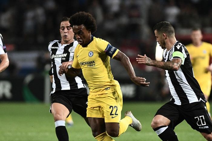 Gelandang Chelsea, Willian, berduel dengan pemain PAOK, Vieirinha (kanan) dan Dimitrios Pelkas, dalam laga Grup L Liga Europa di Stadion Toumba, Thessaloniki, Yunani pada 20 September 2018.