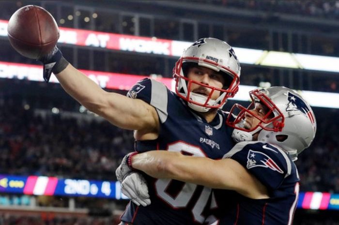 Selebrasi Danny Amendola (kiri) saat membela New England Patriots pada laga final American Football Conference (AFC), Minggu (21/1/2018) malam waktu Amerika Serikat.