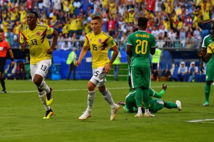 Yerry Mina (kiri) merayakan golnya untuk Kolombia ke gawang Senegal dalam partai Grup H Piala Dunia 2018 di Samara Arena, Samara, 28 Juni 2018.