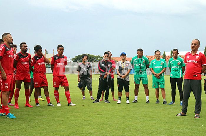 Pemain Madura United memperhatikan arahan dari manajer tim, Haruna Sumitro (kedua dari kanan), dan Presiden tim, Achsanul Qosasi (kanan), saat menghadiri sesi latihan tim yang digelar di Stadion Gelora Bangkalan, Minggu (16/12/2017).