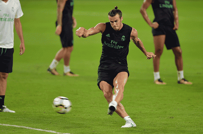 Aksi gelandang Real Madrid, Gareth Bale, saat menendang bola dalam sesi latihan di Stadion Hard ROck, Miami, Florida, pada 28 Juli 2017 satu hari menjelang laga International Champions Cup melawan Barcelona.