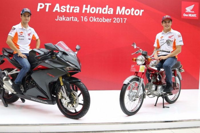 Pebalap Repsol Honda Team, Marc Marquez, berpose dengan motor lawas Honda S 90 yang diproduksi oleh PT Astra Honda Motor (AHM) pada era 60-70an, di Sunter, Jakarta Utara, Senin (16/10/2017).