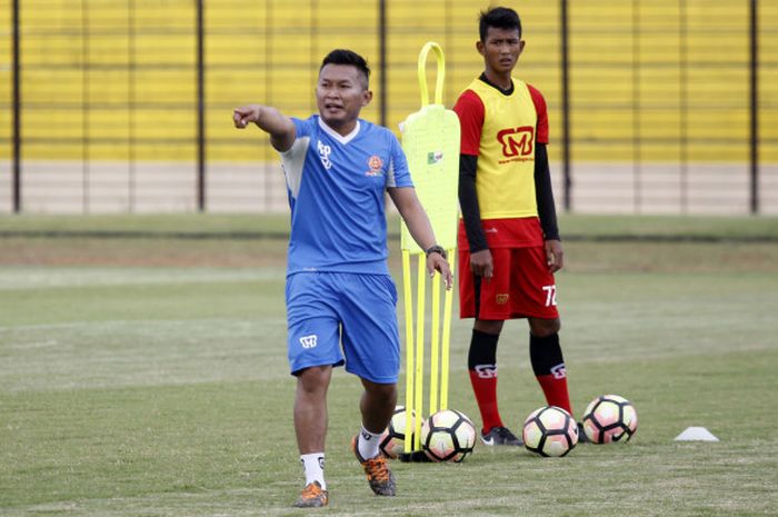 Pelatih PS Tira, Rudy Eka Priyambada dalam sesi latihan timnya di Stadion Sultan Agung, Bantul pada Jumat (16/3/2018). 