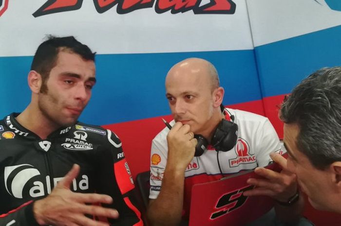 Pebalap tim Pramac Racing, Danilo Petrucci, berdiskusi dengan kru tim saat tes pramusim di Sirkuit Sepang, Malaysia (29/1/2018). 